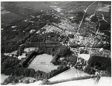 92432 Luchtfoto van Doorn met omringende bossen uit het zuiden; met op de voorgrond het landgoed Doorn.