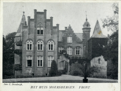 92477 Gezicht op de voorgevel van het kasteel Moersbergen te Doorn uit het noorden.