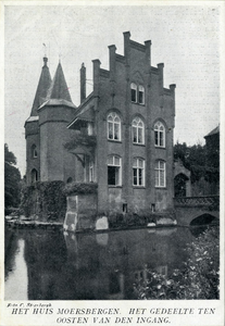 92478 Gezicht op de linker- en voorgevel (ged.) van het kasteel Moersbergen te Doorn uit het noordoosten.