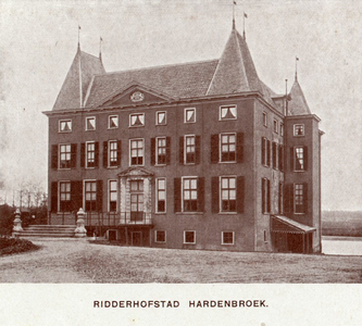 92524 Gezicht op de voor- en rechtergevel van het kasteel Hardenbroek (Langbroekerdijk 24) te Driebergen. N.B. De ...
