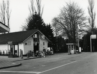92577 Gezicht op de fietsenstalling met telefooncel en benzinepomp bij het station te Hollandsche Rading (gemeente ...