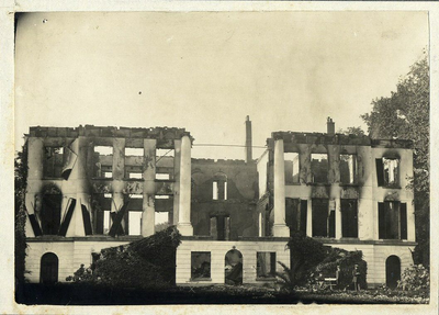 92678 Gezicht op de voorgevel van de ruïne van het in de nacht van 6/7 oktober 1906 gedeeltelijk door brand verwoestte ...