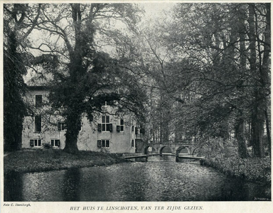 92749 Gezicht in het park met gracht van het landgoed Linschoten (Noordlinschoterdijk 15) te Linschoten; met op de ...