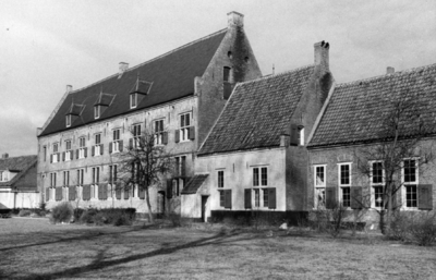 92793 Gezicht op de voorgevel van het voormalige klooster Mariënhof (Kleine Haag 2) te Amersfoort na de restauratie, in ...