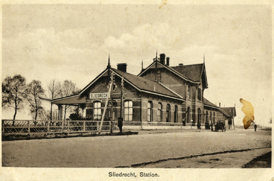 164673 Gezicht op het N.S.-station Sliedrecht te Sliedrecht.