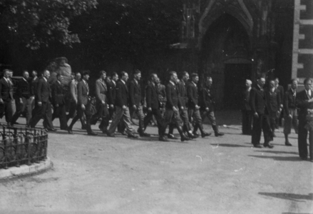 124803 Afbeelding van leden van de B.S. (Binnenlandse Strijdkrachten) op het Domplein te Utrecht tijdens de ...