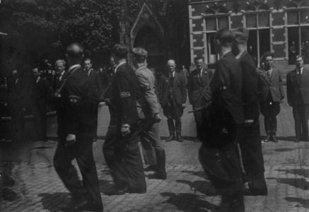 124807 Afbeelding van leden van de B.S. (Binnenlandse Strijdkrachten) op het Domplein te Utrecht tijdens de ...