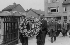 124812 Afbeelding van de begrafenisplechtigheid van Leo C.P. Maagdenberg: een bloemenkrans wordt meegedragen in de ...