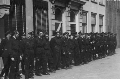 124815 Afbeelding van de begrafenis van Leo C.P. Maagdenberg: politiemensen en leden van de B.S. houden een erewacht ...