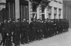 124815 Afbeelding van de begrafenis van Leo C.P. Maagdenberg: politiemensen en leden van de B.S. houden een erewacht ...