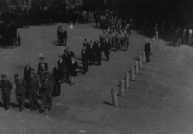 124820 Afbeelding van de begrafenisplechtighied van leden van de B.S. (Binnenlandse Strijdkrachten) die in een ...