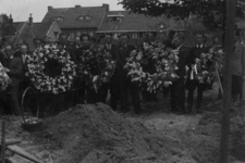 124823 Afbeelding van, vermoedelijk, de begrafenisplechtigheid van Leo C.P. Maagdenberg: genodigden staan met ...