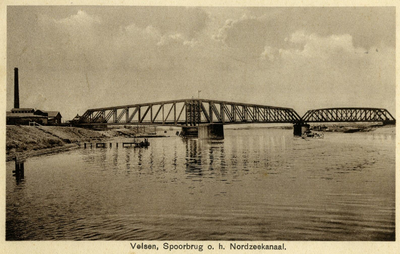 164765 Gezicht op de spoorbrug (draaibrug) over het Noordzeekanaal te Velsen.