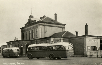 164821 Gezicht op het N.S.-station Winschoten te Winschoten, met twee autobussen van de G.A.D.O.