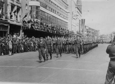 127831 Afbeelding van de Memorial D-Day Parade.Infanteristen van de 3rd Canadian Infantry Division in de Lange ...