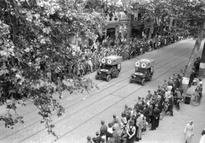127799 Afbeelding van de Memorial D-Day Parade.Rode Kruis ambulances van de 3rd Canadian Infantry Division in de ...