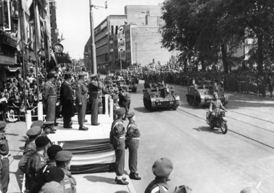 92850 Afbeelding van de Memorial D-Day Parade.De parade van de 3rd Canadian Infantry Division trekt op het Vredenburg ...