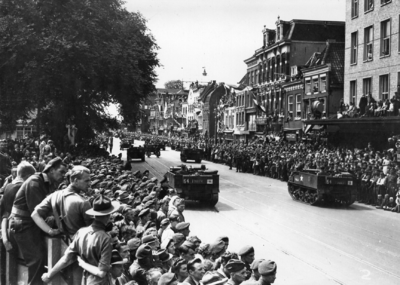 92853 Afbeelding van de Memorial D-Day Parade.Legervoertuigen van de 3rd Canadian Infantry Division op het Vredenburg ...