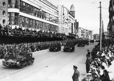 92854 Afbeelding van de Memorial D-Day Parade.Legervoertuigen van de 3rd Canadian Infantry Division in de Lange ...