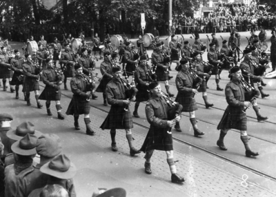 92855 Afbeelding van de Memorial D-Day Parade.Een Schotse doedelzak-band tijdens de parade van de 3rd Canadian Infantry ...