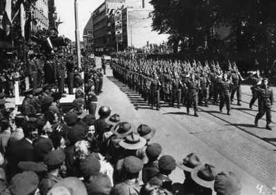 92856 Afbeelding van de Memorial D-Day Parade.Infanteristen van de 3rd Canadian Infantry Division trekken op het ...
