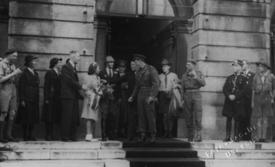 124865 Afbeelding van het bezoek van Z.K.H. Prins Bernhard aan de burgemeester van Utrecht, mr.dr. G.A.W. ter ...