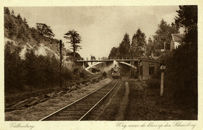 164966 Gezicht op het perron van de halte Oud Valkenburg van de S.S. tussen Valkenburg en Schin op Geul, met het ...