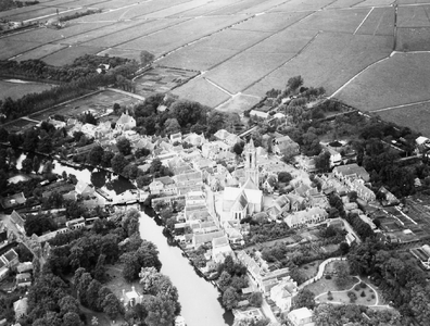 92893 Luchtfoto van de dorpskom van Loenen (gemeente Loenen aan de Vecht) uit het noordoosten; met in het midden de Vecht.