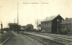 164986 Gezicht op het S.S.-station Simpelveld (links) te Simpelveld.
