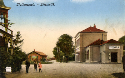 164992 Gezicht op het Stationsplein te Steenwijk, met rechts het S.S.-station Steenwijk.