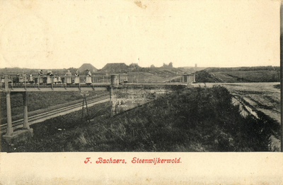 164993 Gezicht op het viaduct over de spoorlijn in de Baarsweg bij Steenwijkerwold.
