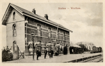 165019 Gezicht op de perronzijde van het S.S.-station Warffum te Warffum.