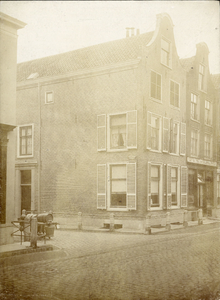127838 Gezicht op de voor- en zijgevel van het hoekhuis Ridderschapstraat 1 te Utrecht; rechts de Wittevrouwenstraat.