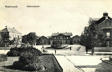 164970 Gezicht op het Stationsplein te Roermond, met op de achtergrond het S.S.-station Roermond.