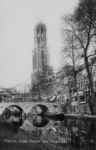 124885 Gezicht op de Oudegracht Tolsteegzijde te Utrecht met de Gaardbrug en op de achtergrond de Domtoren.