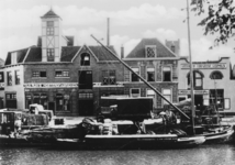 124891 Gezicht op de gebouwen van Van Rijn's Mosterdfabrieken (Nieuwekade 9-12) te Utrecht; rechts een gebouw van de ...