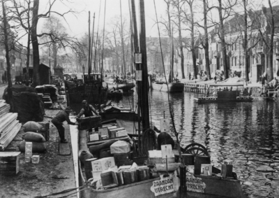 124892 Gezicht op de Stadsbuitengracht te Utrecht met op de voorgrond het lossen van een schip aan de loswal van de ...