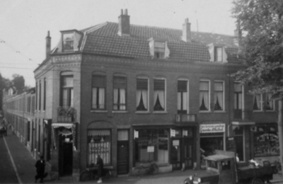 124874 Gezicht op de voorgevels van de huizen Amsterdamsestraatweg 242 (links)- hoger te Utrecht; geheel links de ...