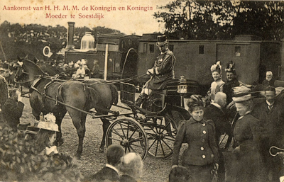 165066 Afbeelding van de aankomst van Koningin Wilhelmina en Koningin-Moeder Emma per trein op het perron van het ...