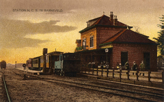 165075 Gezicht op het N.C.S.-station Barneveld Dorp te Barneveld, met een lokaaltrein getrokken door een ...