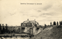 165078 Gezicht op het bijna voltooide spoorviaduct van de spoorlijn Nijkerk - Ede over de spoorlijn Amersfoort - ...