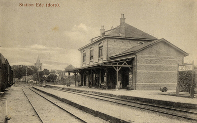 165084 Gezicht op het N.C.S.-station Ede Dorp te Ede.N.B. De stationsnaam Ede Dorp is op 20 mei 1951 gewijzigd in Ede ...