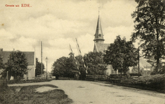 165087 Gezicht op de spoorwegovergang nabij de N.C.S.-halte Ede Gemeentehuis te Ede.