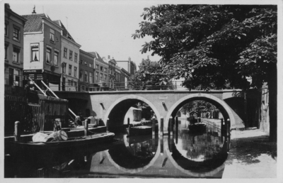 124909 Gezicht op de Jacobibrug te Utrecht vanuit het zuiden met op de voorgrond de Oudegracht met werven en linksboven ...