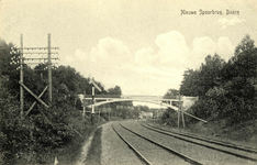 165157 Gezicht op het viaduct in de Bruglaan te Baarn over de spoorlijn richting Hilversum.