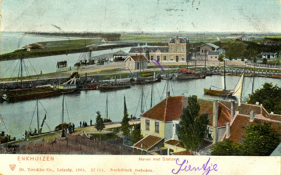 165177 Gezicht op de haven en het H.S.M.-station Enkhuizen te Enkhuizen.