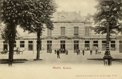 165219 Gezicht op het H.S.M.-station Hoorn te Hoorn.