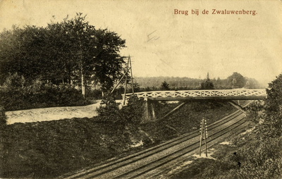 165242 Gezicht op het viaduct over de spoorlijn bij de Zwaluwenberg nabij Hollandsche Rading.
