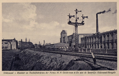 165248 Gezicht op de spoorlijn te Oldenzaal, met rechts de Textielfabriek van H.P. Gelderman.