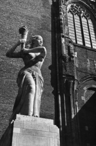 127992 Afbeelding van het Verzetsmonument op het Domplein te Utrecht.